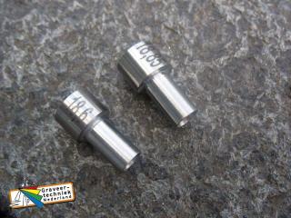 Kleine teksten gelaserd in ronde stalen voorwerpen